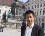 万之（独立中文笔会副会长、秘书长）2005年7月于维也纳