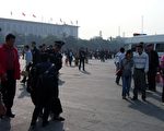 五中全會前夕﹐天安門廣場警察拘捕抗議人士。 (大紀元)
