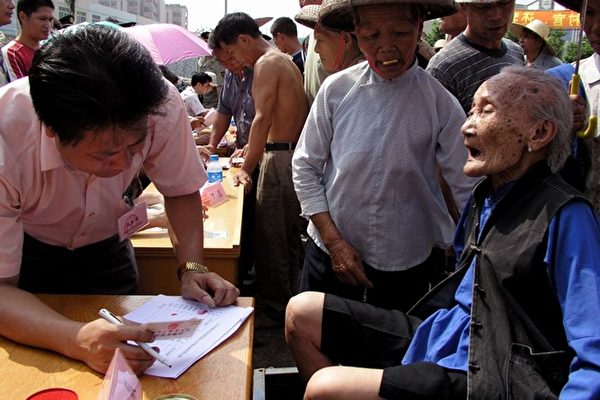 圖:太石村九十多歲老人來到簽名現場,要求罷免貪官。(大紀元) 圖:太石村九十多歲老人來到簽名現場,要求罷免貪官。(大紀元)