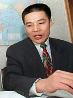 1998年12月，彭明在北京举行的一次记者招待会上 法新社照片