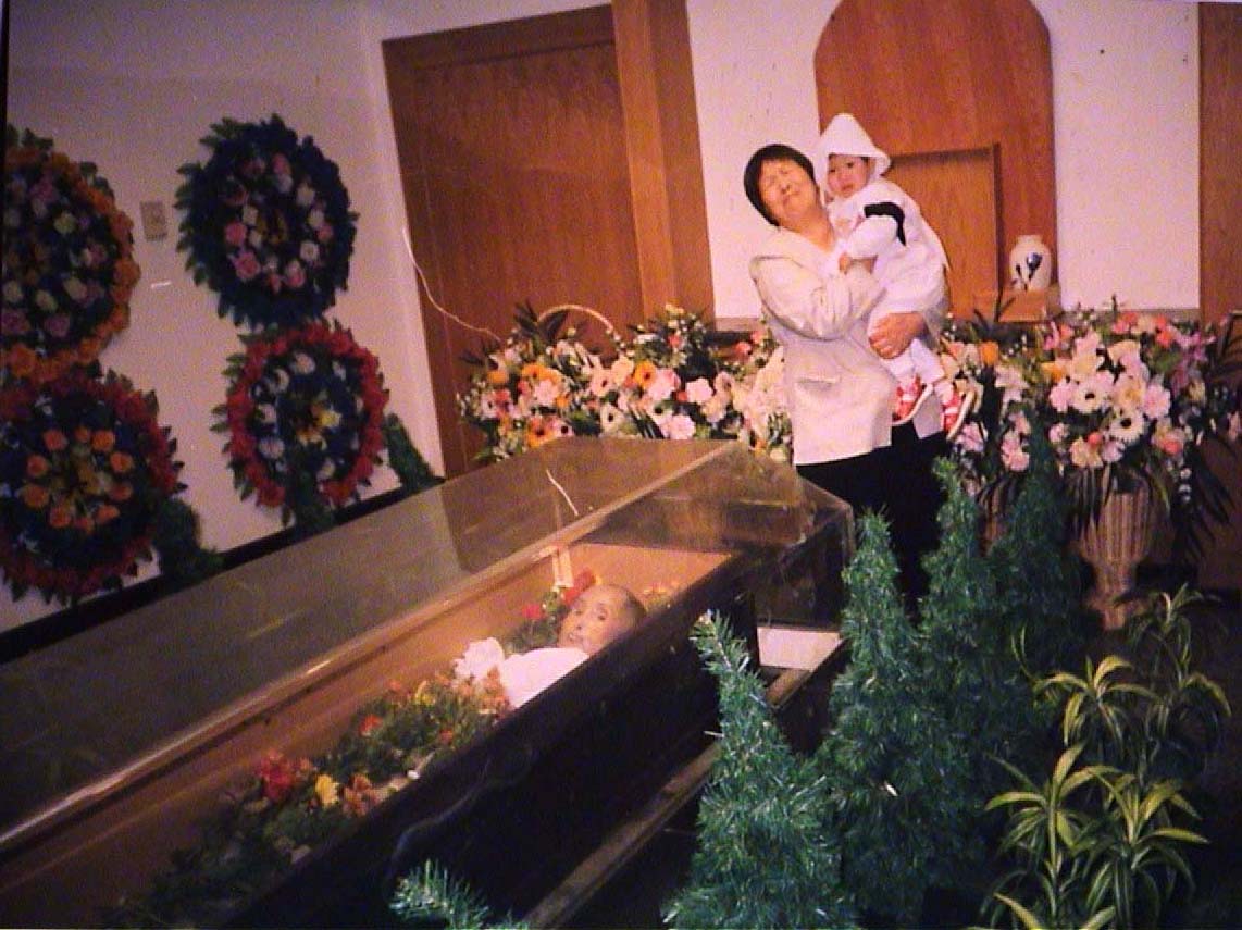 開心与奶奶看望媽媽(遺体) (明慧網圖片)