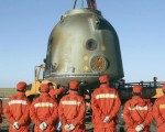 10月17日「神六」返回艙降落內蒙古，搜救人員嚴陣以待。(China Photos/Getty Images)