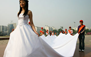 40米婚纱秀亮相安徽巢湖街头