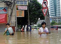 福州水患官方报假 引致灾民堵路堵车