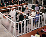 2005年10月19日，伊拉克前总统萨达姆被驻伊拉克美军关押了670天后，在巴格达戒备森严的“绿区”内的一法庭接受伊拉克特别法庭的审判。(Getty Images)