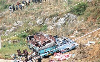 四川大客车在贵州翻车 12死40伤
