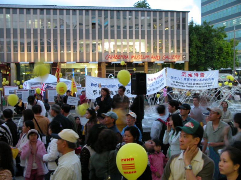 越南僑民趕到音樂會處舉行抗議集會(大紀元)