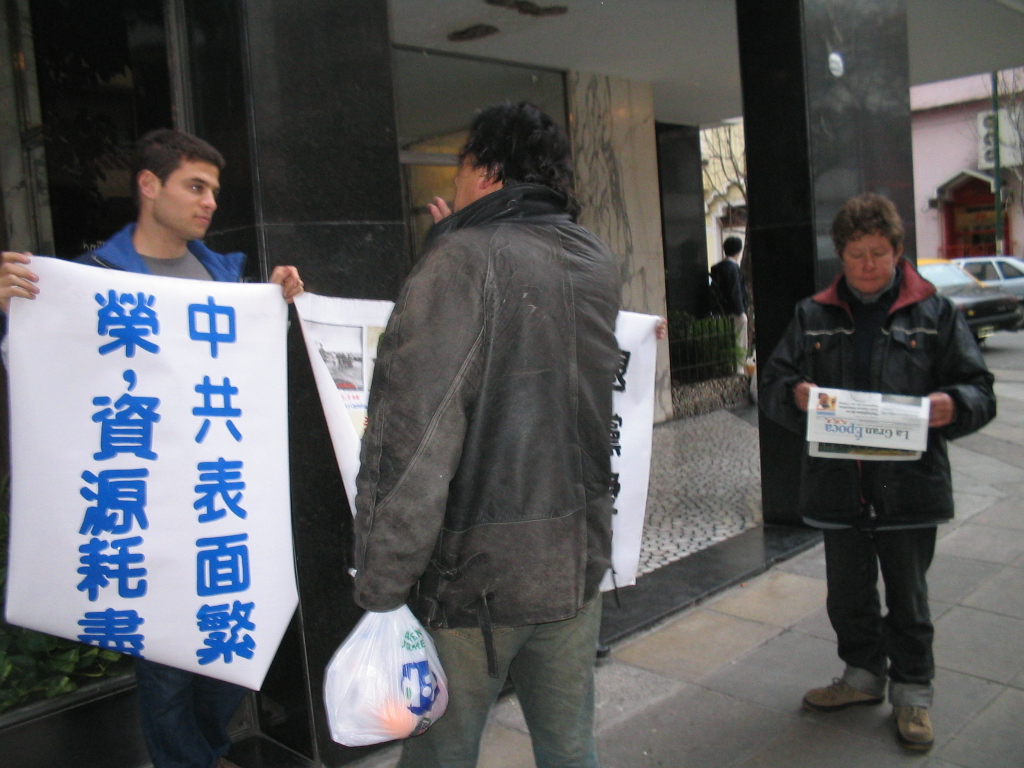 大纪元义工向路人解释退党潮(大纪元)