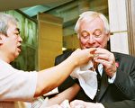 組圖：末代港督彭定康品嚐「最愛」