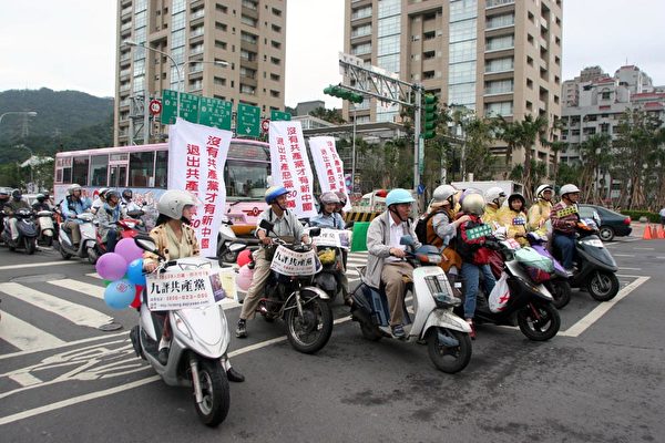 機車騎士參與傳遞退黨訊息。(大紀元) 機車騎士參與傳遞退黨訊息。(大紀元)