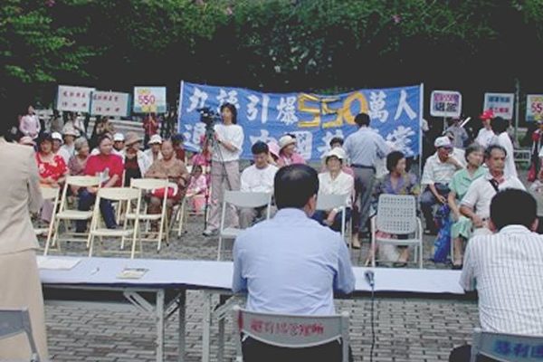 「全球退出中共大聯盟」屏東分會於12日上午在屏東中山公園召開記者會,宣布聲援550萬人退出共產黨。〈大紀元〉 「全球退出中共大聯盟」屏東分會於12日上午在屏東中山公園召開記者會,宣布聲援550萬人退出共產黨。〈大紀元〉