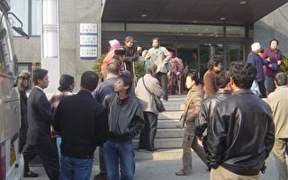司法局門前訪民高喊「我們要學法」！