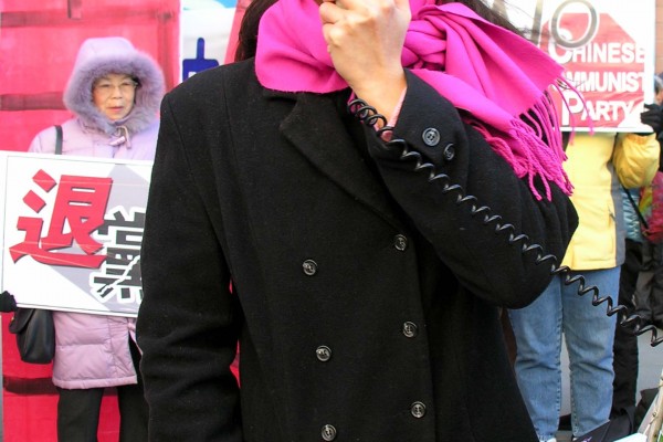 法輪功學員、被中共非法監禁的美國公民李祥春未婚妻符泳清發言。 法輪功學員、被中共非法監禁的美國公民李祥春未婚妻符泳清發言。