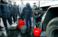 11月22日，哈尔滨员警在送水车旁维持秩序。（法新社照片）