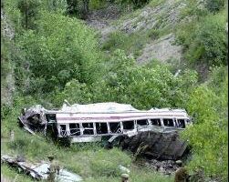 印度南部公車被沖入河中  至少20人死亡