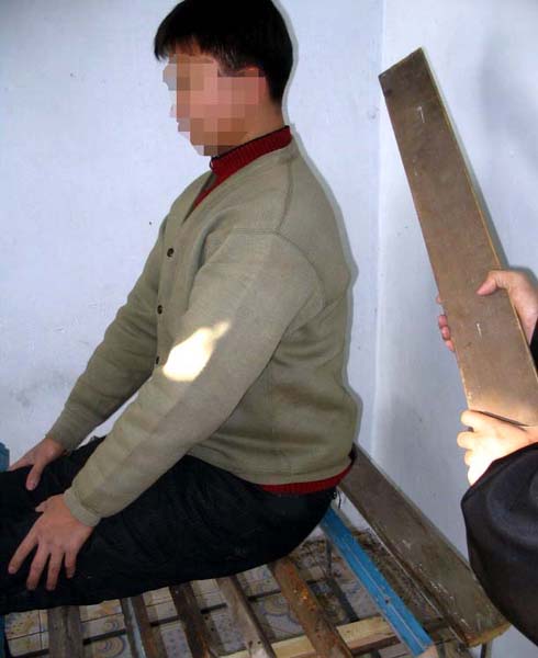 演示图:坐带楞的凳子,遭犯人用床板猛砍