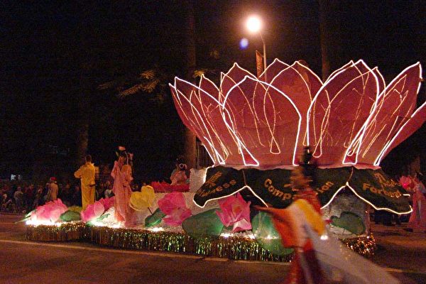 美麗的蓮花花車。(大紀元) 美麗的蓮花花車。(大紀元)