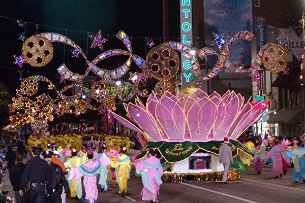 美麗的蓮花花車。(大紀元) 美麗的蓮花花車。(大紀元)