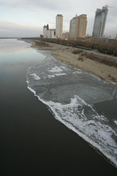 2005年11月24日的哈尔滨松花江。（法新社照片）