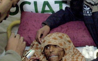 组图:南亚强震奇迹 巴妇埋2个月获救