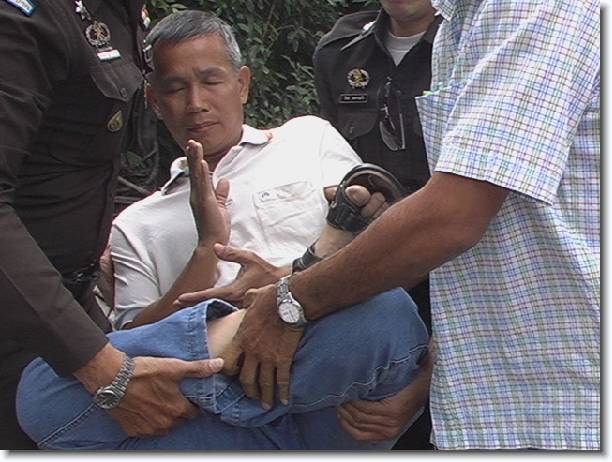 12月15日,中共駐泰國大使館前,泰國警察受中共指使,粗暴對待法輪功學員