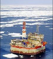 俄罗斯库页岛油管破裂  漏油流入冰湖
