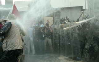 组图：港警射水炮驱散反世贸示威者