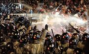 香港警方強力驅散反全球化群眾  七十人受傷