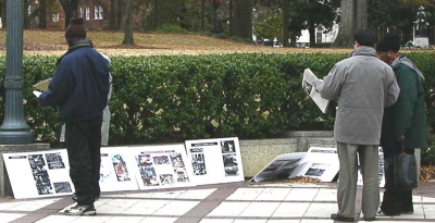 路人在看展板 路人在看展板