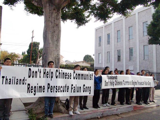 洛杉磯部份法輪功學員在泰國領事館對面抗議(大紀元圖片)