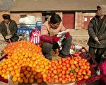 2005 年12月17 日河南省,一農夫在賣橘子/Getty Images
