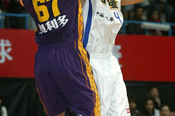 裕隆曾文鼎(左)纬来林信华(照片提供:ESPN STAR Sports ) 裕隆曾文鼎(左)纬来林信华(照片提供:ESPN STAR Sports )