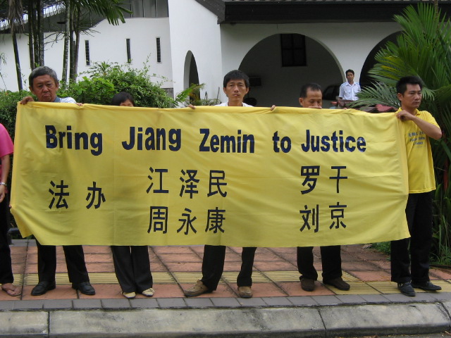 法轮功学员手持横幅,和平地呼吁阿根廷政府不要向中共的威逼利诱妥协。(大纪元)