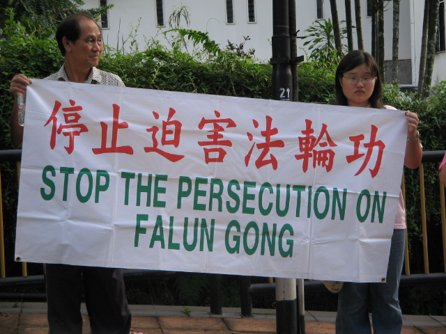 法轮功学员手持横幅,和平地呼吁阿根廷政府不要向中共的威逼利诱妥协。(大纪元)