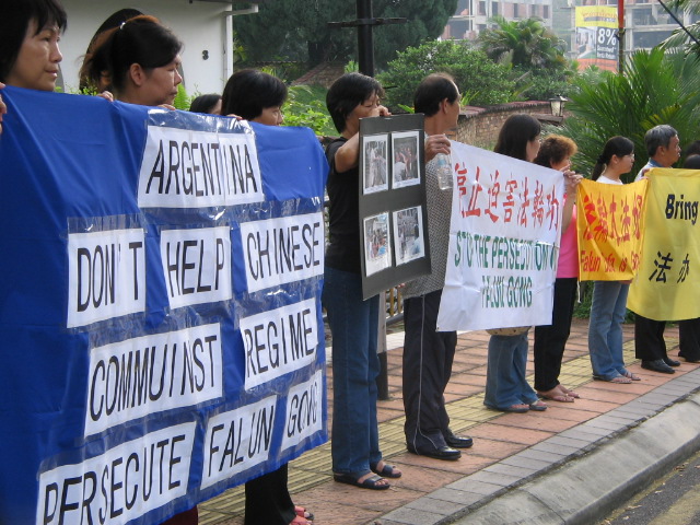 法轮功学员手持横幅,和平地呼吁阿根廷政府不要向中共的威逼利诱妥协。(大纪元)