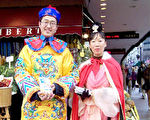 在市中心著中國傳統服裝的義工們帶來了中國新年的氣息