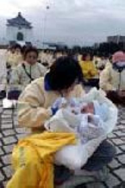 台灣晨煉中一位母親和她的嬰兒