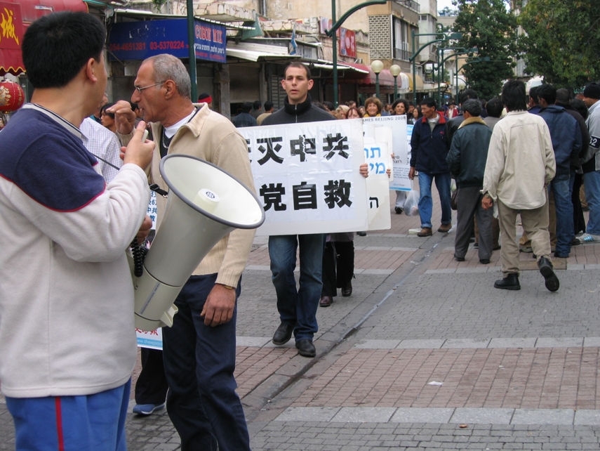在中國人聚集的老公共汽車站推廣九評(大紀元圖片)
