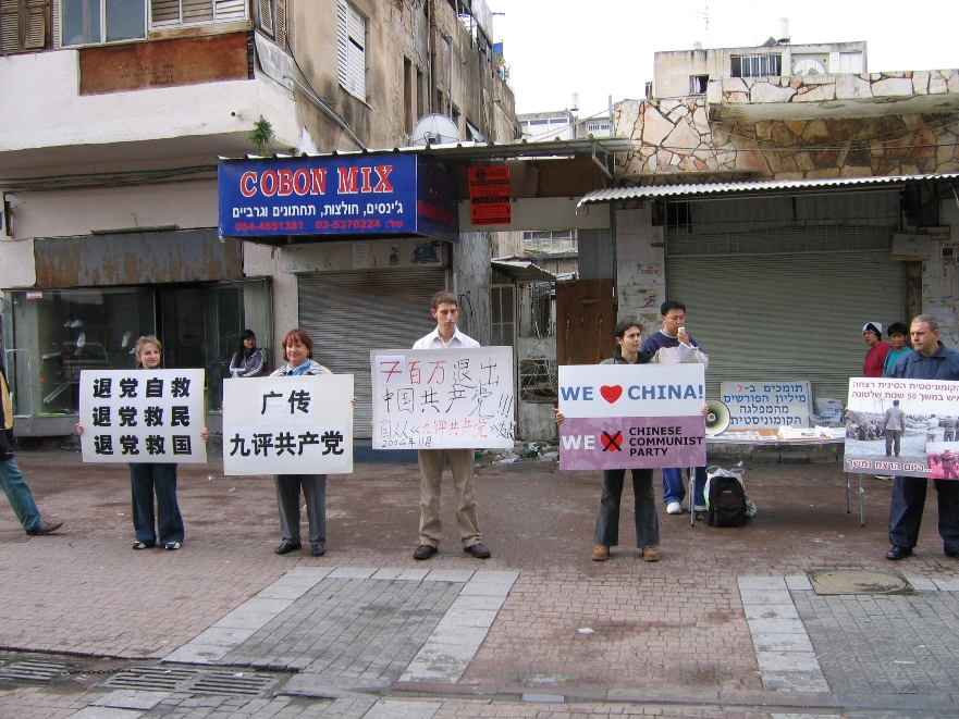 在中國人聚集的老公共汽車站推廣九評(大紀元圖片)