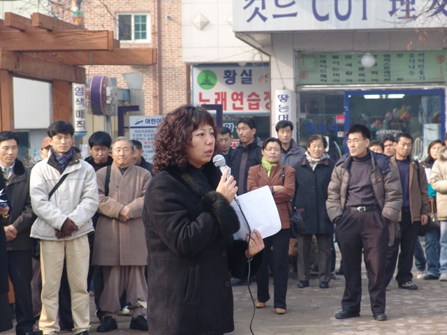 前奧運名將黃曉敏發表演講 (大紀元記者金國煥攝影)