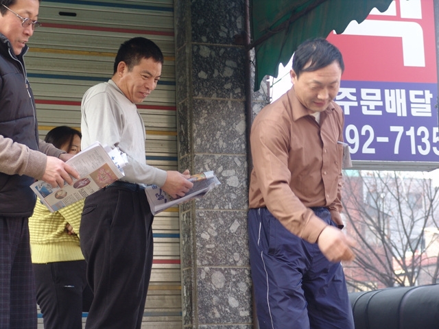 觀眾:「我也來一份」(大紀元記者金國煥攝影)