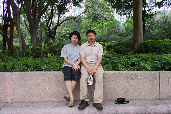 2004年4月﹐朝暉不遠萬里﹐飛來香港和我見面。攝于九龍公園。 2004年4月﹐朝暉不遠萬里﹐飛來香港和我見面。攝于九龍公園。