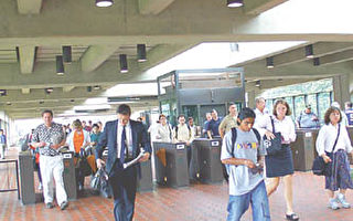 很多通勤的人須多次轉搭公車才能到達Franconia/Springfield地鐵站或附近其它地鐵站，但卻沒有公共廁所可供使用。(圖片提供﹕The Connection Newspaper)