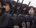 成都防暴武警训练，中共成立专门对付、群众维权事件的防暴武警(Getty Images 2005-12-28)