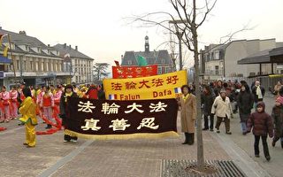法轮功应邀参加法国华人团体新年游行