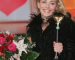 莎朗史东 (Sharon Stone)2005年12月在柏林荣获“爱心关怀儿童”金心奖/Getty Images