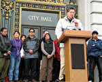 旧金山市议员戴立(Chris Daly)的支持者于1月17日在旧金山市政府前集会，声援戴立，并指责《亚洲人周刊》（Asian Week）报导不实，误导读者。(大纪元记者黄毅燕摄)