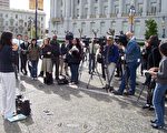 灣區法輪功學員於1月31日下午在舊金山市政府前舉行記者會，抗議中共駐舊金山總領事館和親共媒體、僑領，接連公開聲明打壓法輪功。圖為前來採訪的舊金山主流媒體。(大紀元)