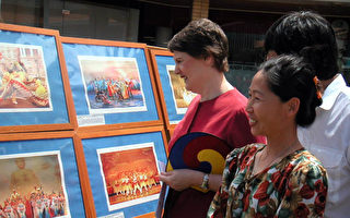 新西兰总理海伦参观摄影展与民众共度新年