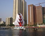 2006高雄灯会展现水上“花朵”